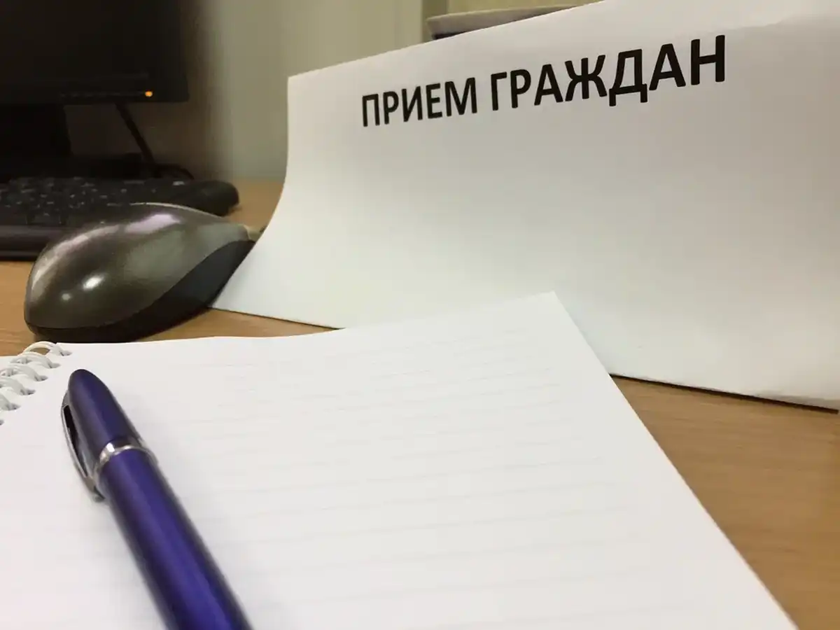 лист бумаги и ручка на столе