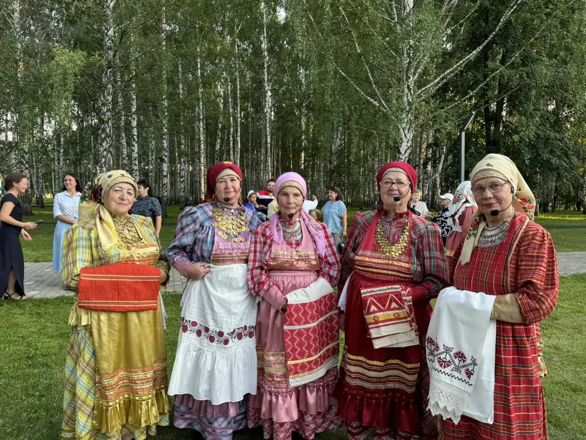 Ансамбль кряшен выступает на празднике в парке Семья в Нижнекамске