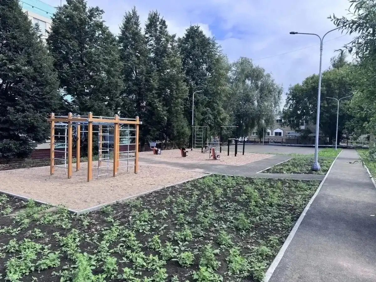 Благоустроенный двор в поселке Камские Поляны Нижнекамского района в Татарстане