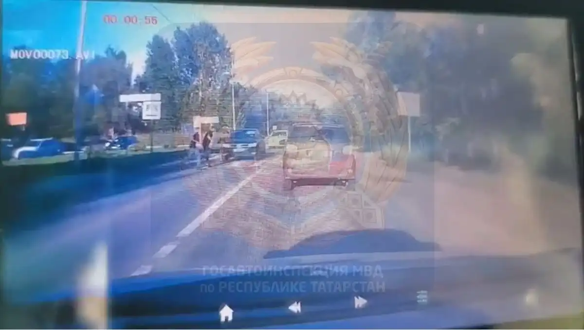 два человека переходят дорогу
