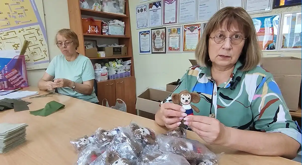 Волонтер принесла чебурашек для солдат СВО