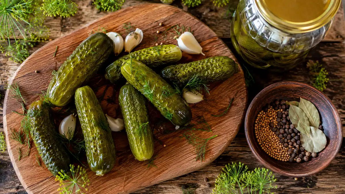 Маринованные огурцы с тархуном и листьями смородины для хруста и пикантности