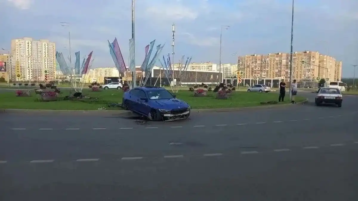 Автомобиль влетел в клумбу на проспекте Мира в Нижнекамске
