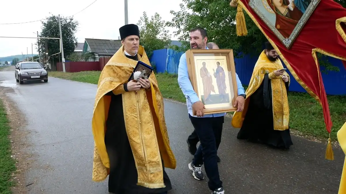 Крестный ход в селе Балчиклы в праздник святых апостолов Петра и Павла