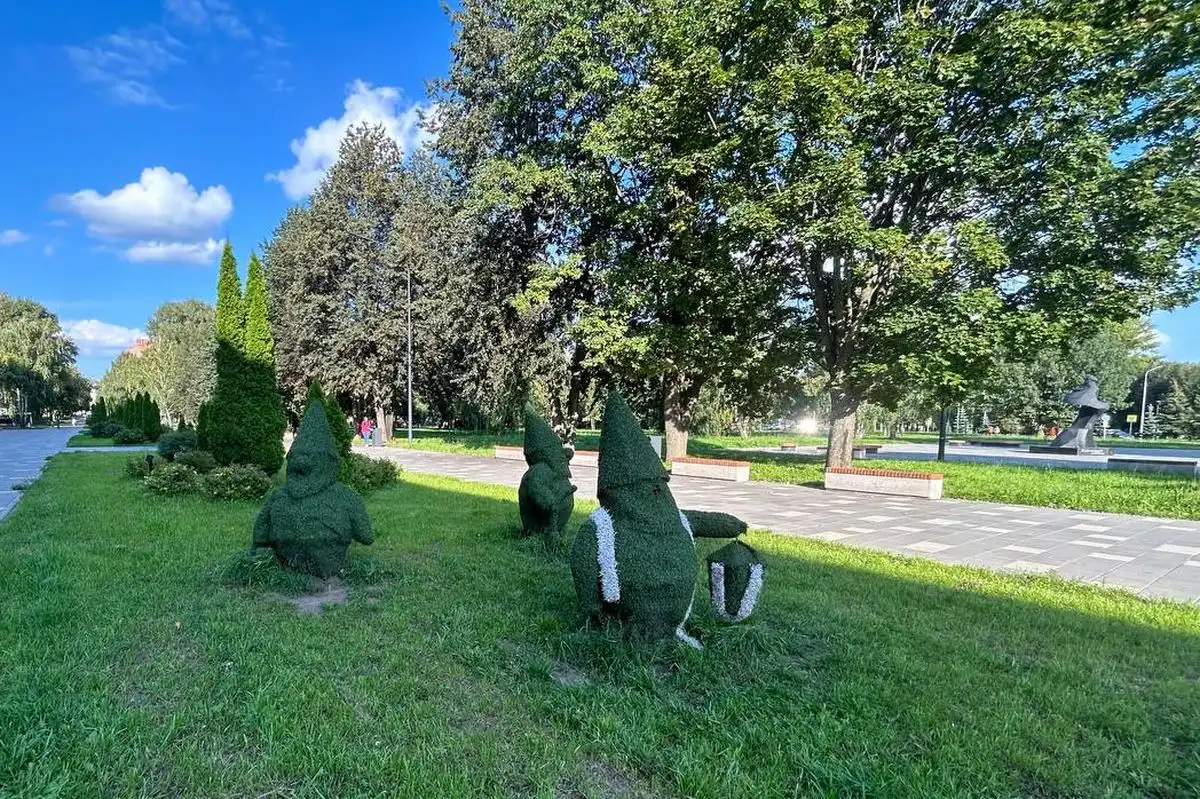 гномы на Школьном бульваре в Нижнекамске летом