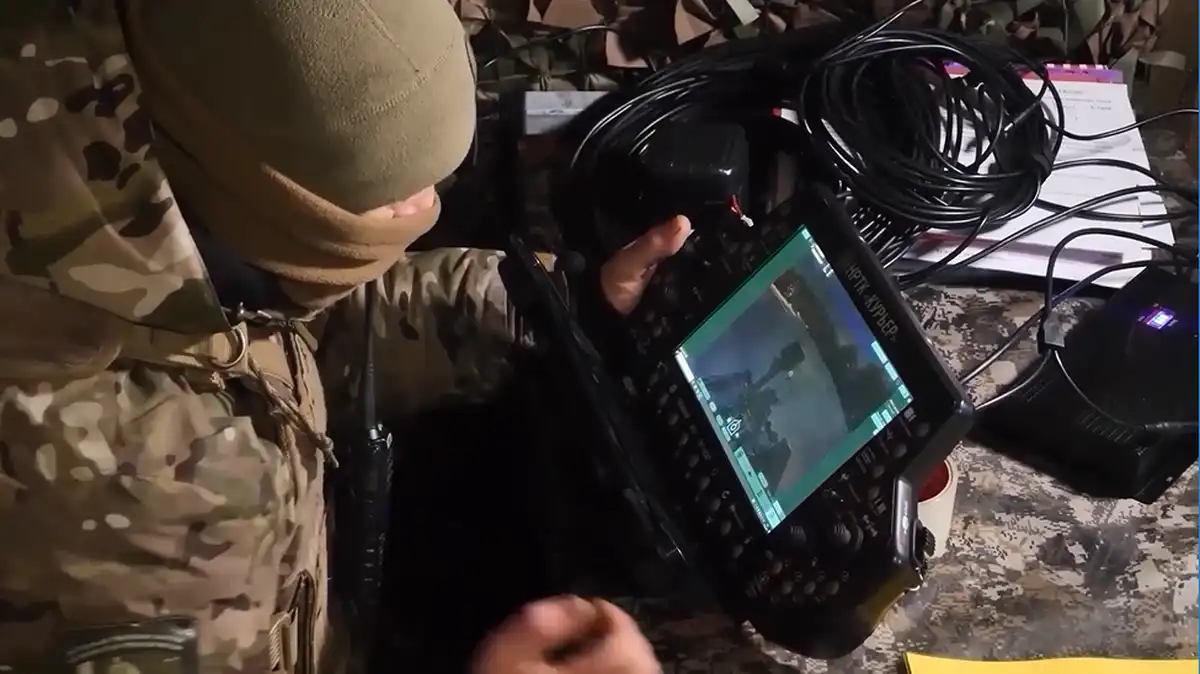 военный запускает дрон