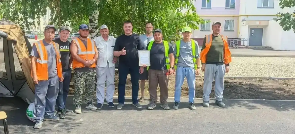 строители стоят
