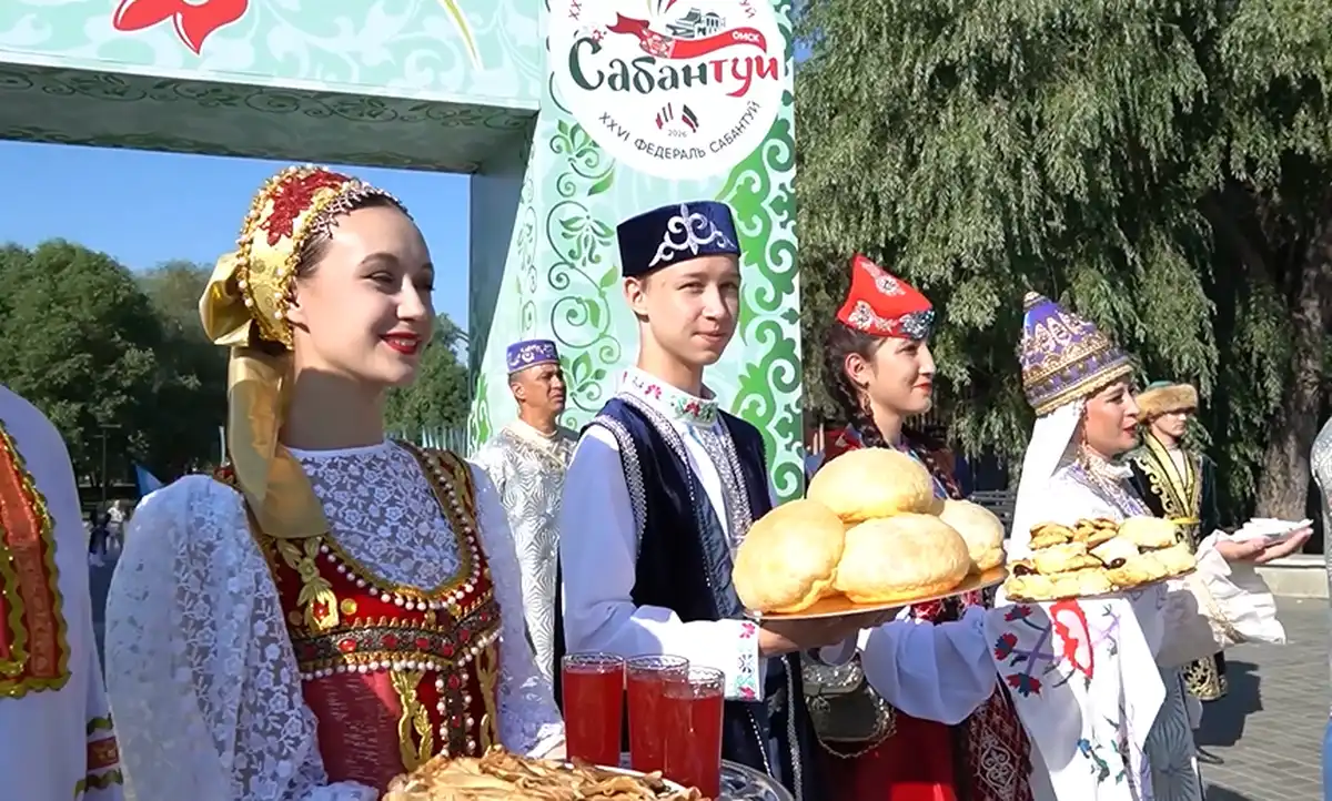 встречают в национальных костюмах гостей