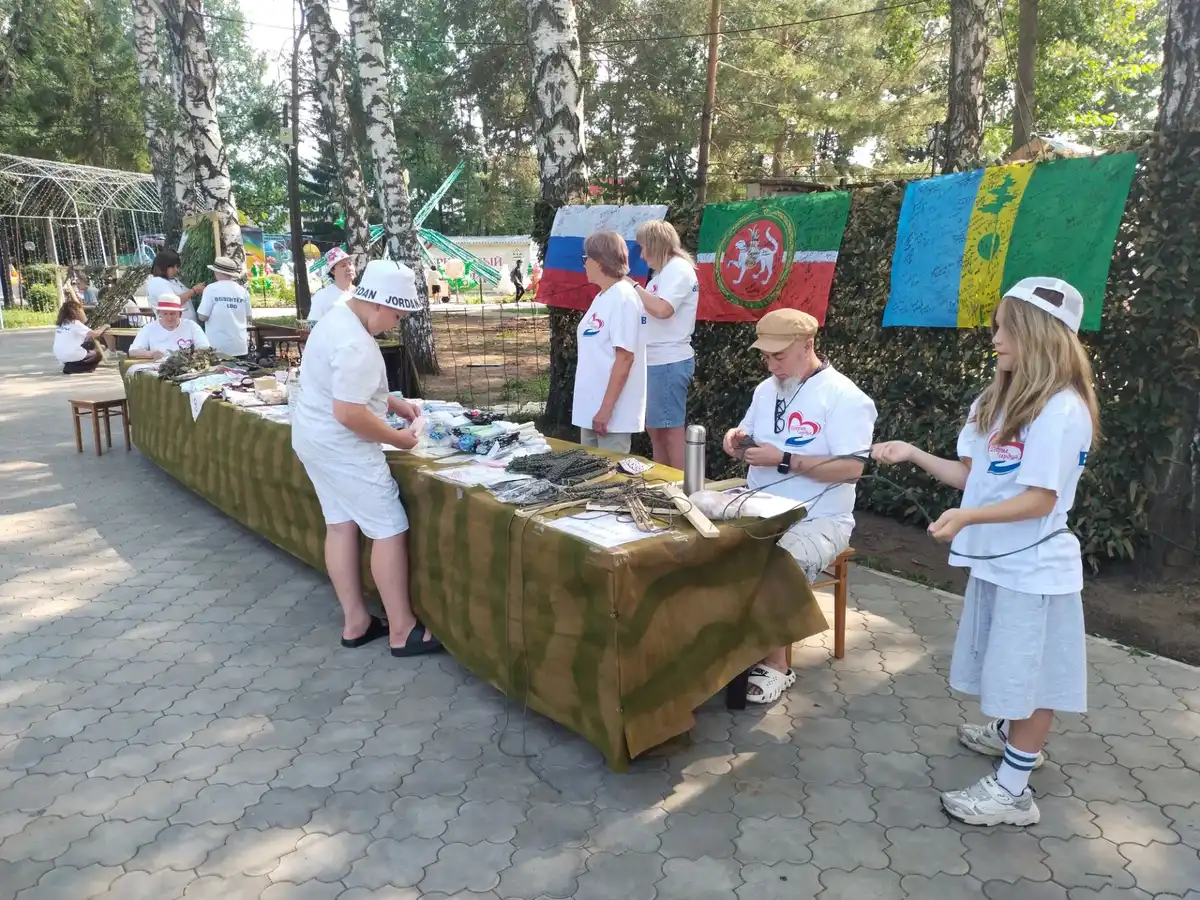 Волонтеры проводят мастер-класс в Нижнекамске в парке Сабантуй
