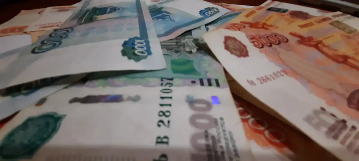 Купюры Банка России номиналом 1000 и 5000 рублей