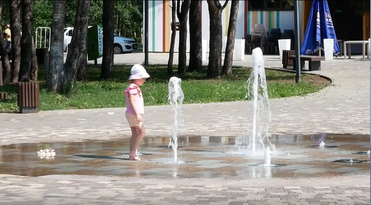ребенок у фонтана