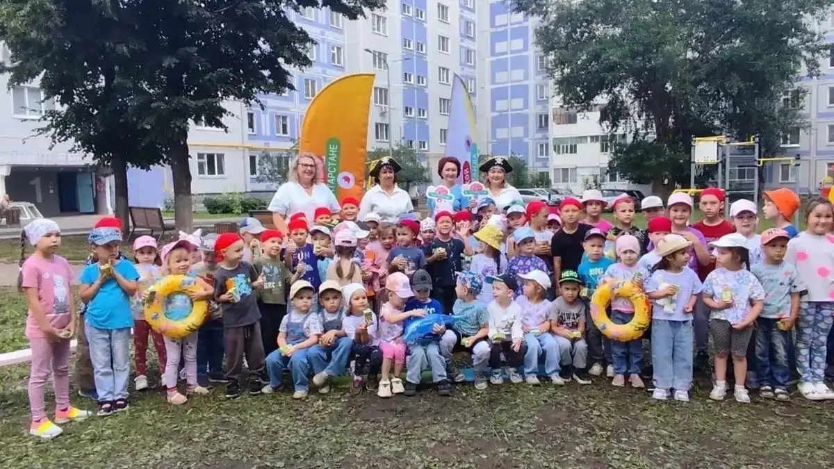 общее фото детей во дворе дома
