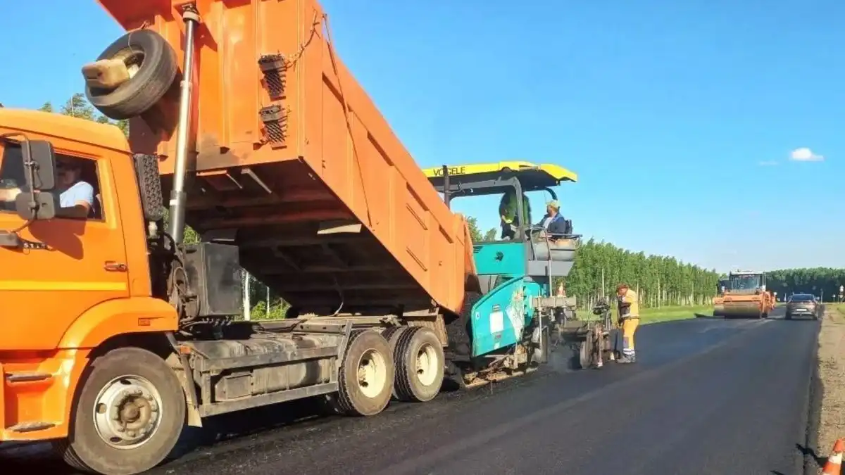 дорожная техника и рабочие ремонтируют дорогу