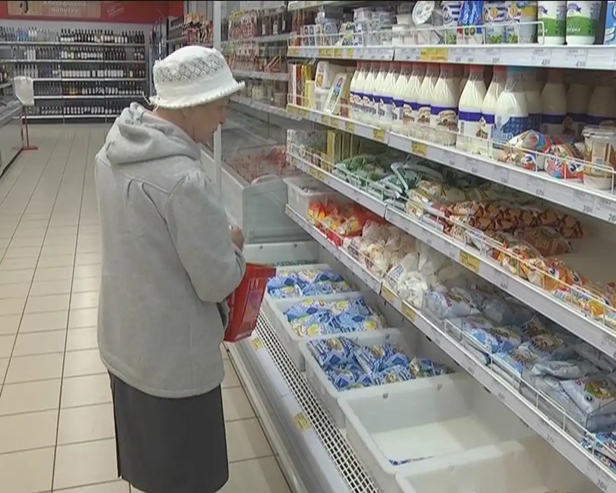 Молочная продукция в супермаркете и покупатель