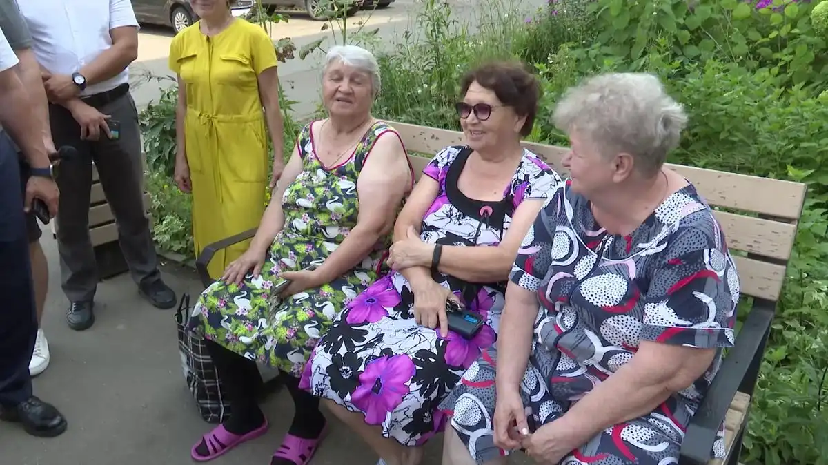 Пенсионерки сидят на скамейке