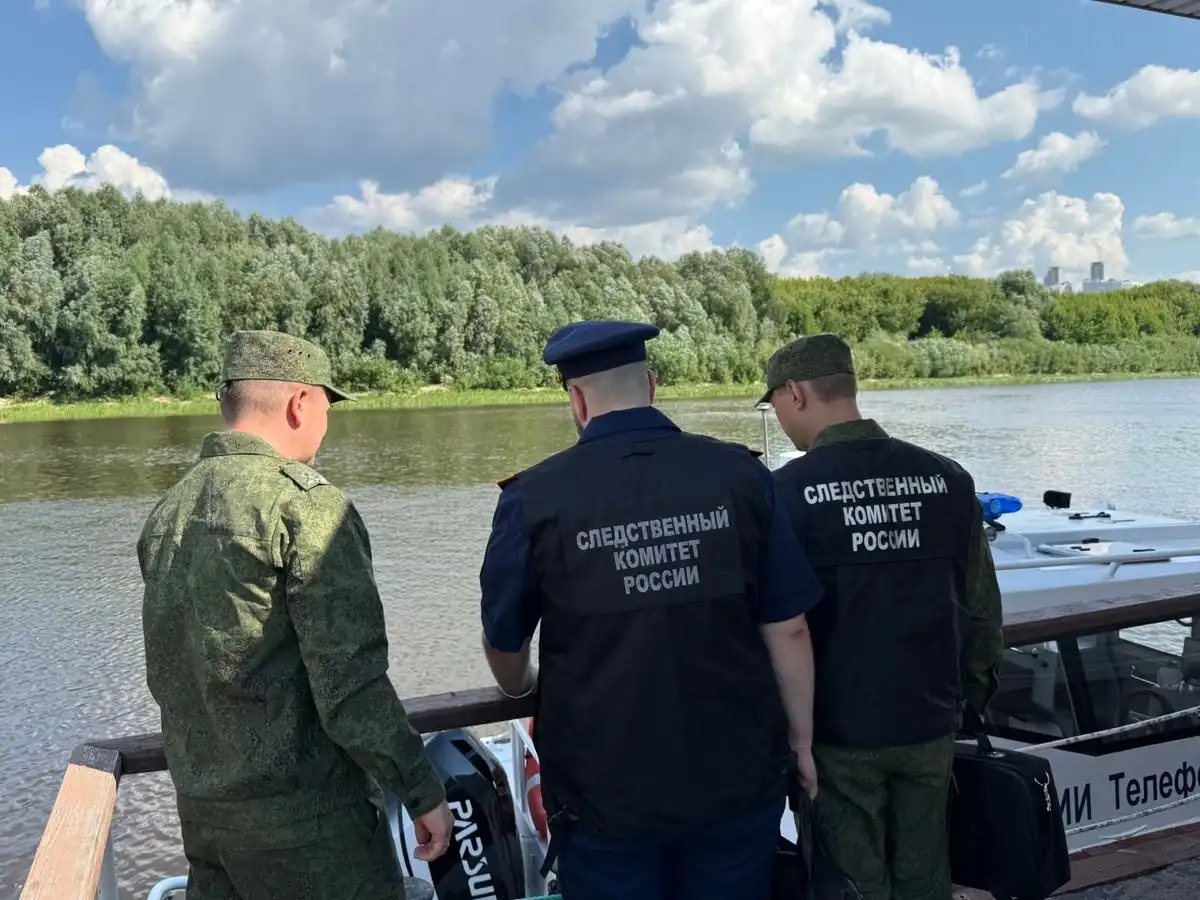 следователи СК на месте происшествия у Волги в Зеленодольске где утонул рыбак
