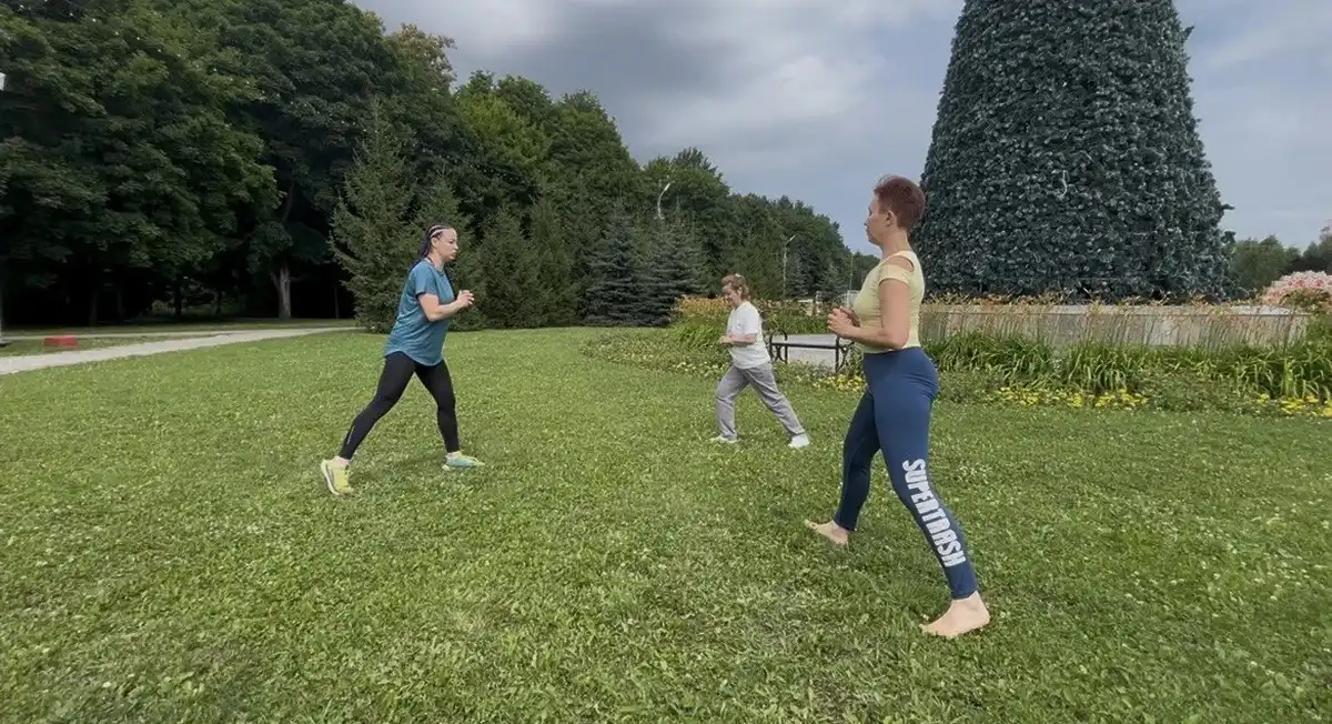 люди в парке занимаются спортом