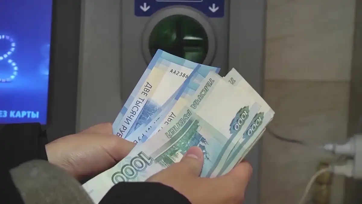 руки держат деньги