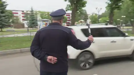 инспектор ГАИ машет жезлом в Нижнекамске