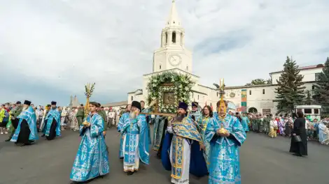 священники несут Казанскую икону Божией Матери, на фоне Казанский Кремль
