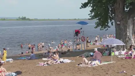 люди на пляже в Нижнекамске
