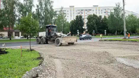 Ремонтные работы на дороге в Нижнекамске, дорожный каток