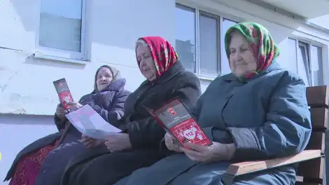 Бабушки сидят у подъезда и читают
