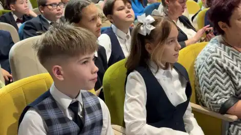 дети сидят на креслах