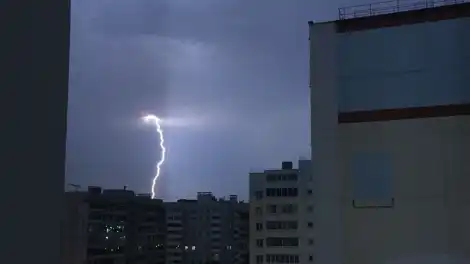 молния в вечернем небе