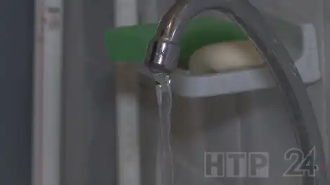 вода течет из крана