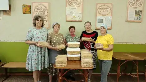 женщины с лапшой