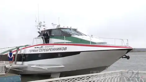 теплоход Метеор Герман Серебренников у пристани Нижнекамска