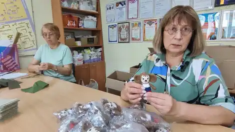 Волонтер принесла чебурашек для солдат СВО