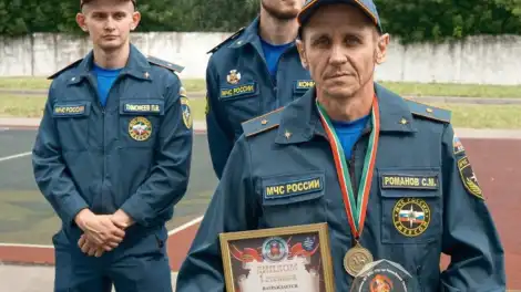 Пожарный Сергей Романов из Нижнекамска с медалью и грамотой