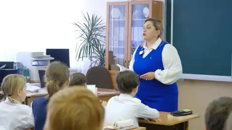 учитель ведёт урок
