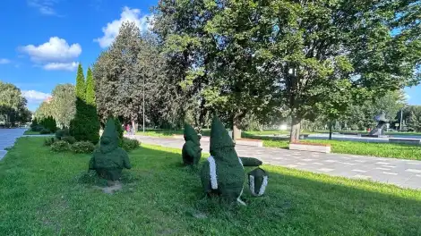 гномы на Школьном бульваре в Нижнекамске летом