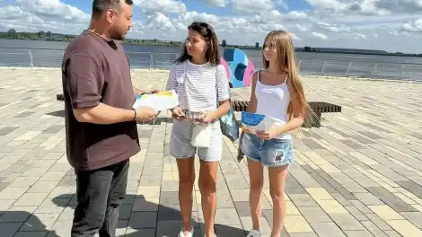 Медик рассказывает посетителя пляжа Кама в Нижнекамске о вредных привычках
