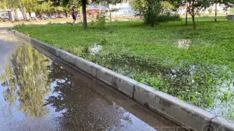 лужа на асфальте после дождя летом в Нижнекамске
