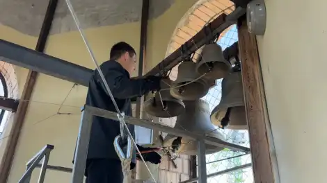 Звонарь звонит в колокола