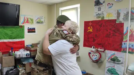 объятия бойца военного и волонтера