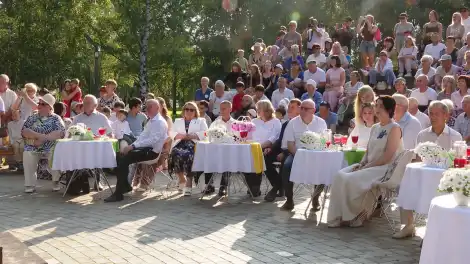 праздник парк амфитеатр столы зрители люди