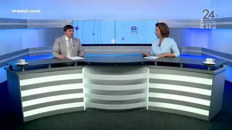 Машины едут по дороге