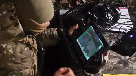 военный запускает дрон