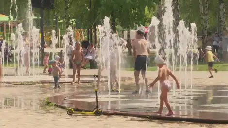 Дети купаются в фонтан в жару