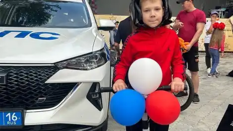 Ребенок около патрульного автомобиля ДПС