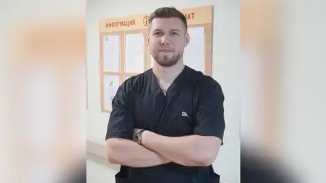 мужчина врач в медицинской форме