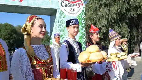 встречают в национальных костюмах гостей