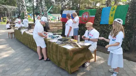 Волонтеры проводят мастер-класс в Нижнекамске в парке Сабантуй