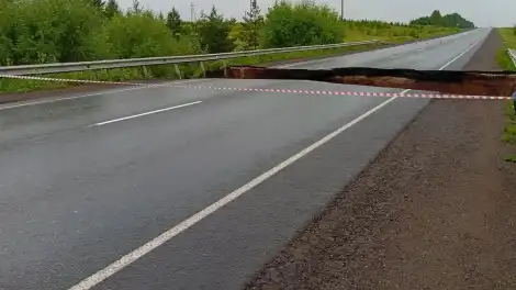 Провал дороги в Сармановском районе Татарстана