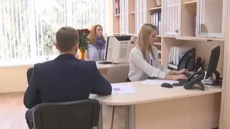 мужчина общается с женщиной